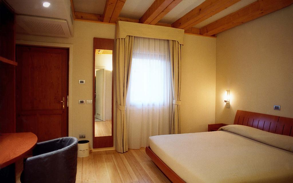 Hotel Della Torre 1850 Ponte San Marco Δωμάτιο φωτογραφία